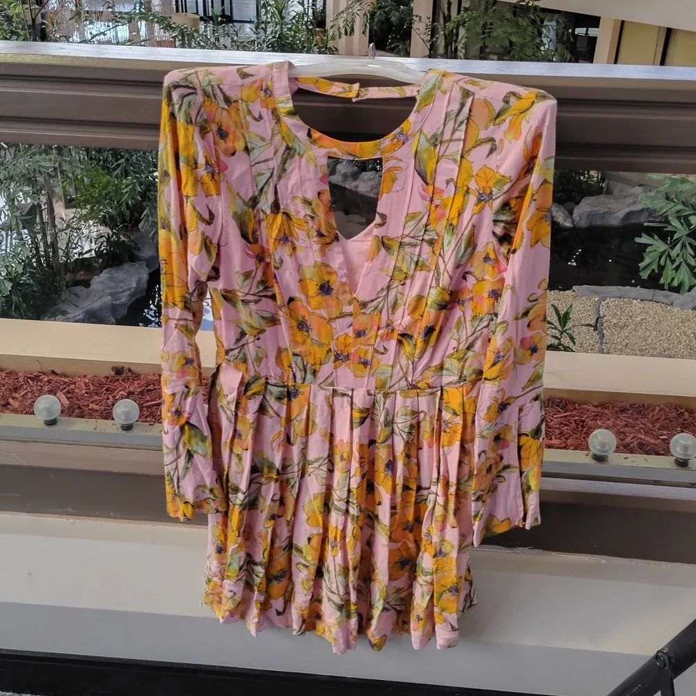 FREE PEOPLE FLOWY BELL SLEEVE DRESS WITH V CUT-OUTS FRONT & BACK WOMEN'S Size 8 - Picture 6 of 11